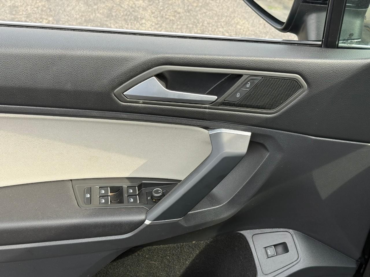 Volkswagen Tiguan Vehicle Full-screen Gallery Image 11