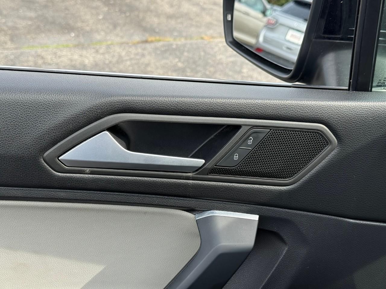 Volkswagen Tiguan Vehicle Full-screen Gallery Image 12