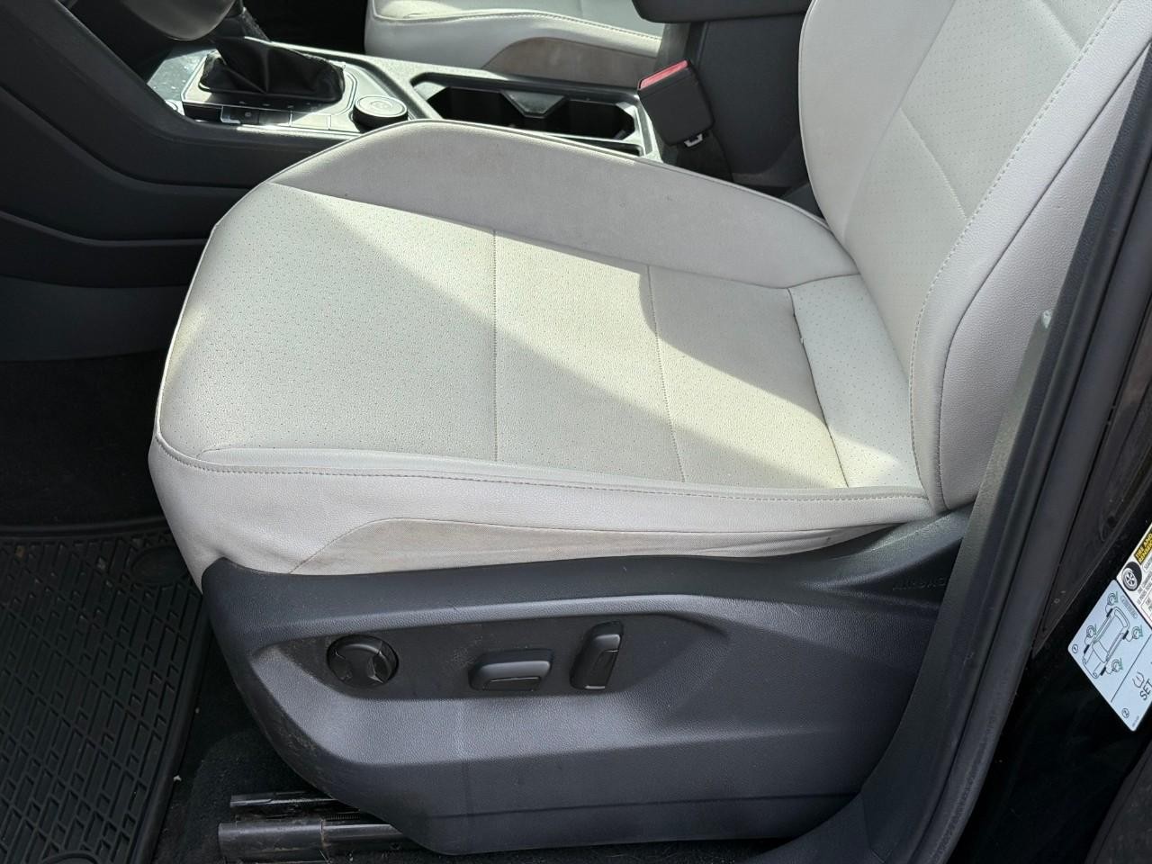 Volkswagen Tiguan Vehicle Full-screen Gallery Image 13