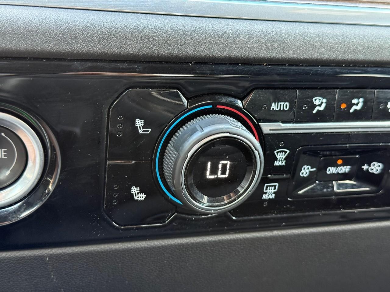 Chevrolet Silverado 1500 Vehicle Full-screen Gallery Image 18