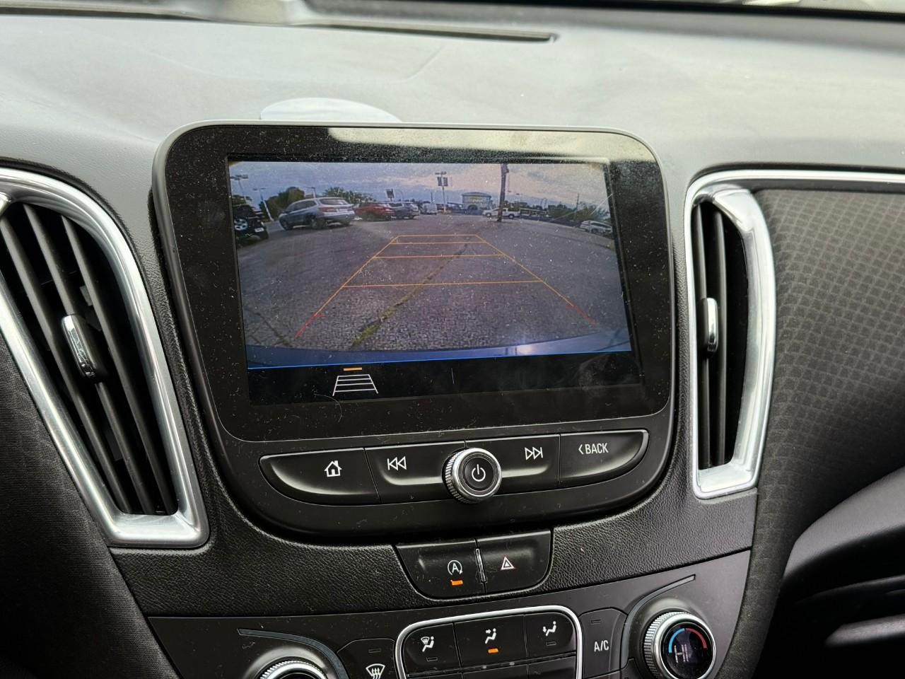 Chevrolet Malibu Vehicle Full-screen Gallery Image 19