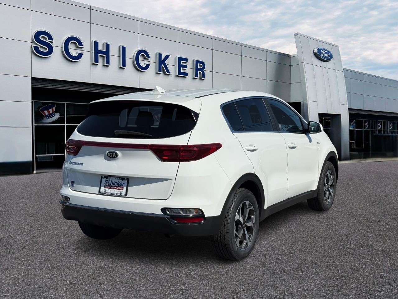 Kia Sportage Vehicle Full-screen Gallery Image 02