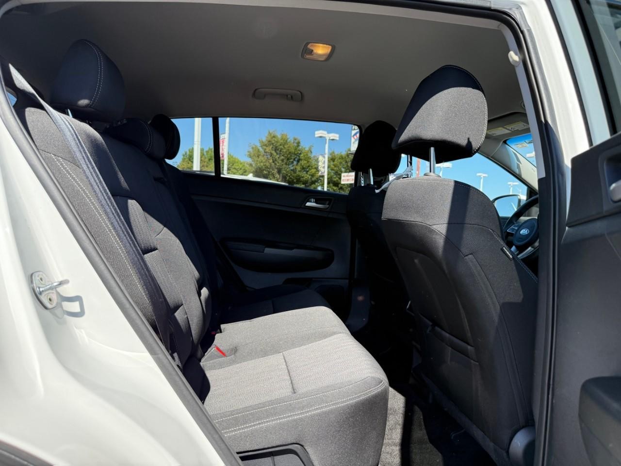 Kia Sportage Vehicle Full-screen Gallery Image 05