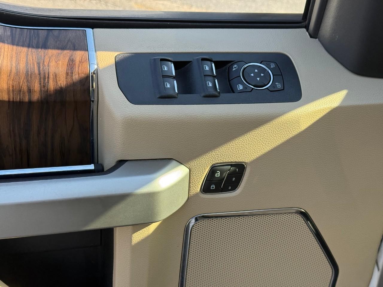 Ford F-150 Vehicle Full-screen Gallery Image 11