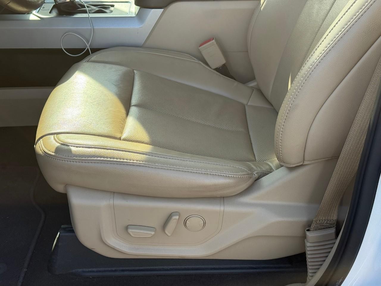 Ford F-150 Vehicle Full-screen Gallery Image 12