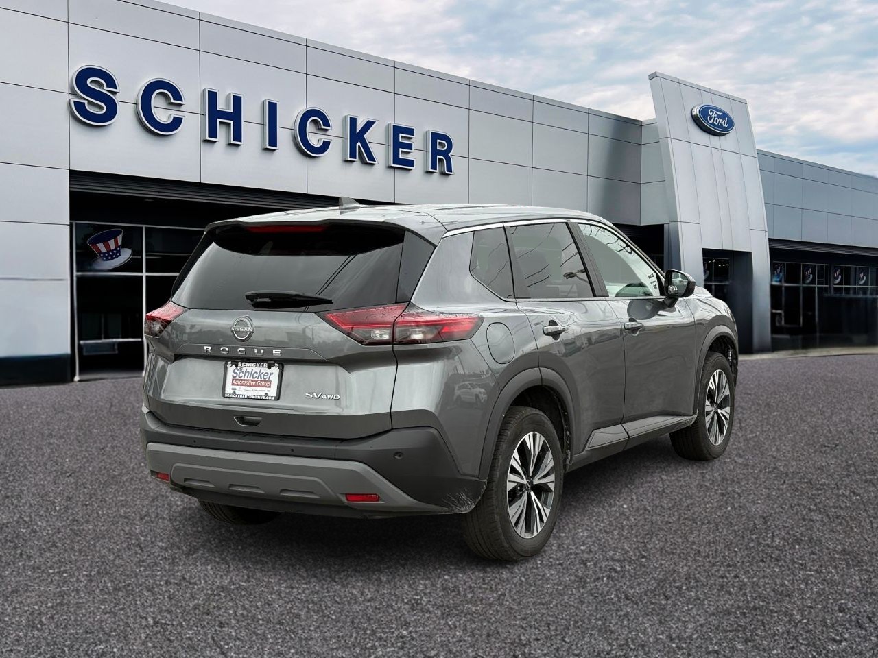 Nissan Rogue Vehicle Full-screen Gallery Image 02