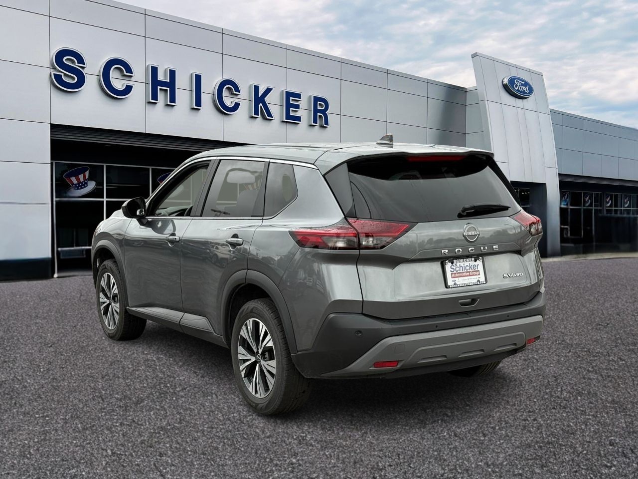 Nissan Rogue Vehicle Full-screen Gallery Image 03