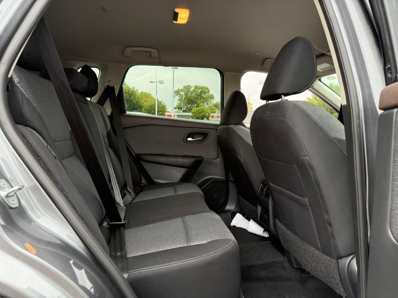 Nissan Rogue Vehicle Full-screen Gallery Image 05