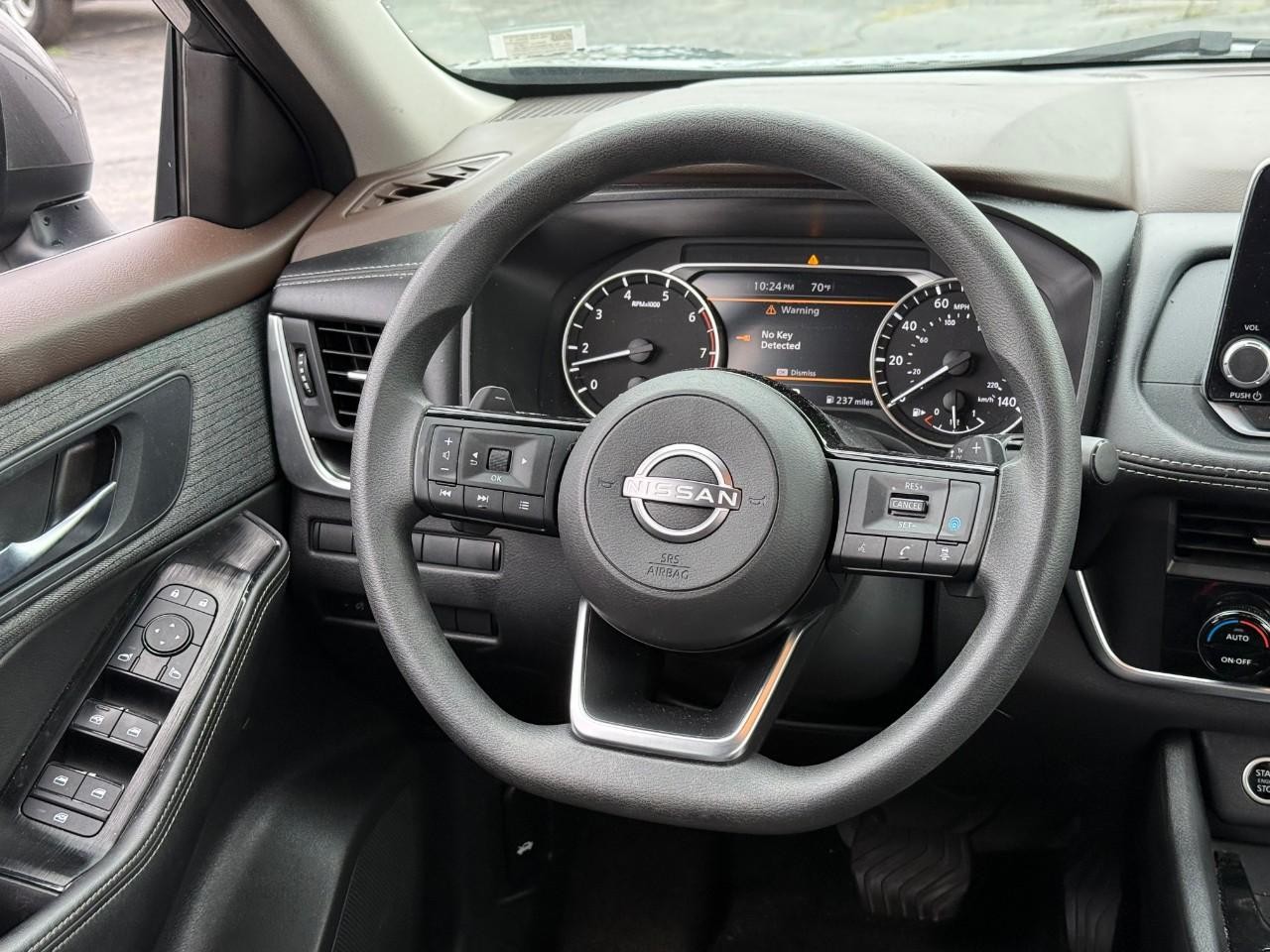 Nissan Rogue Vehicle Full-screen Gallery Image 07