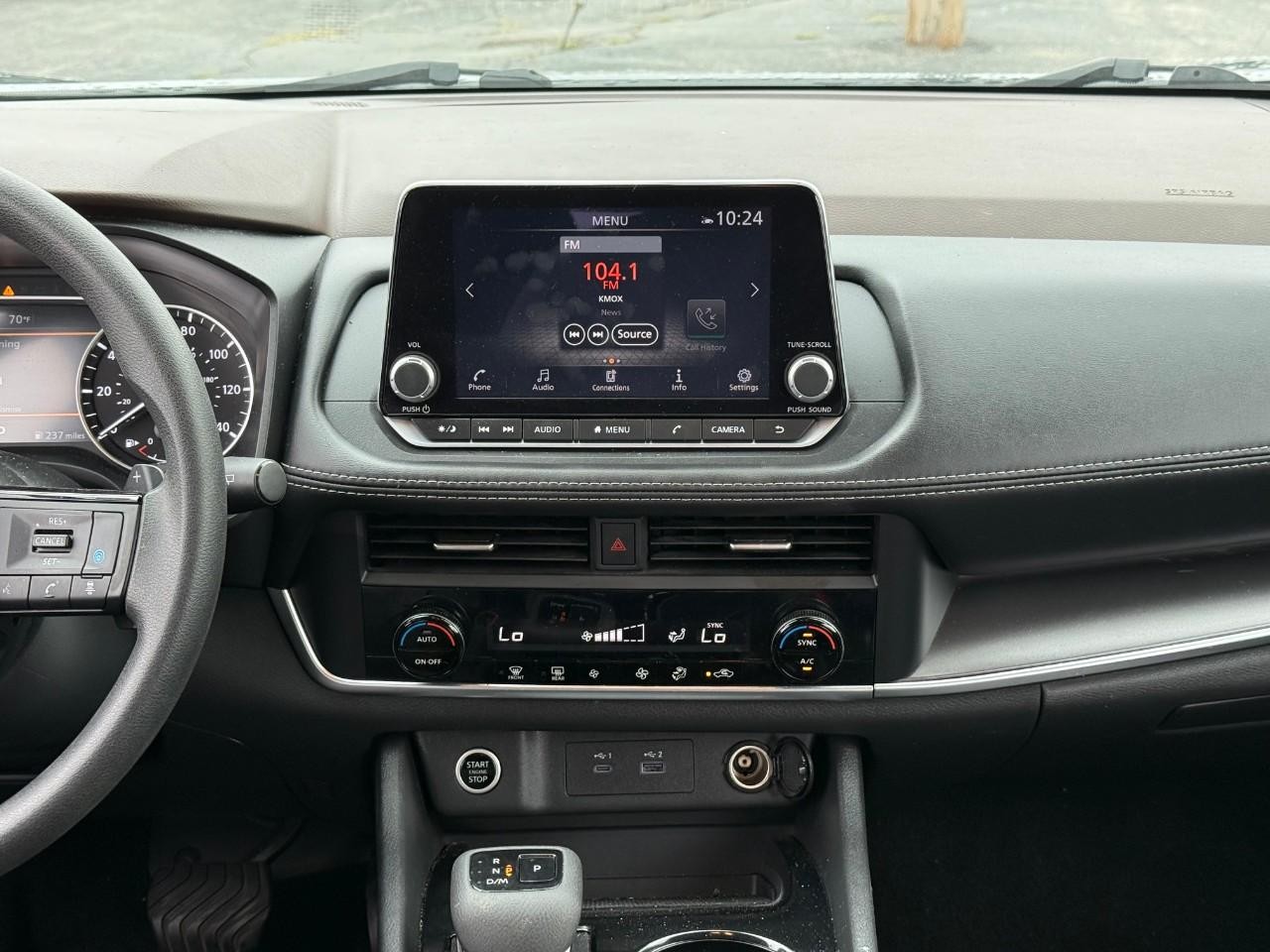 Nissan Rogue Vehicle Full-screen Gallery Image 08