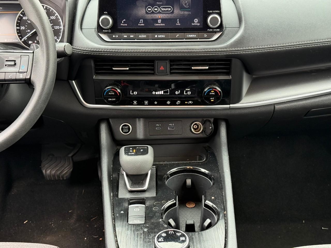 Nissan Rogue Vehicle Full-screen Gallery Image 09