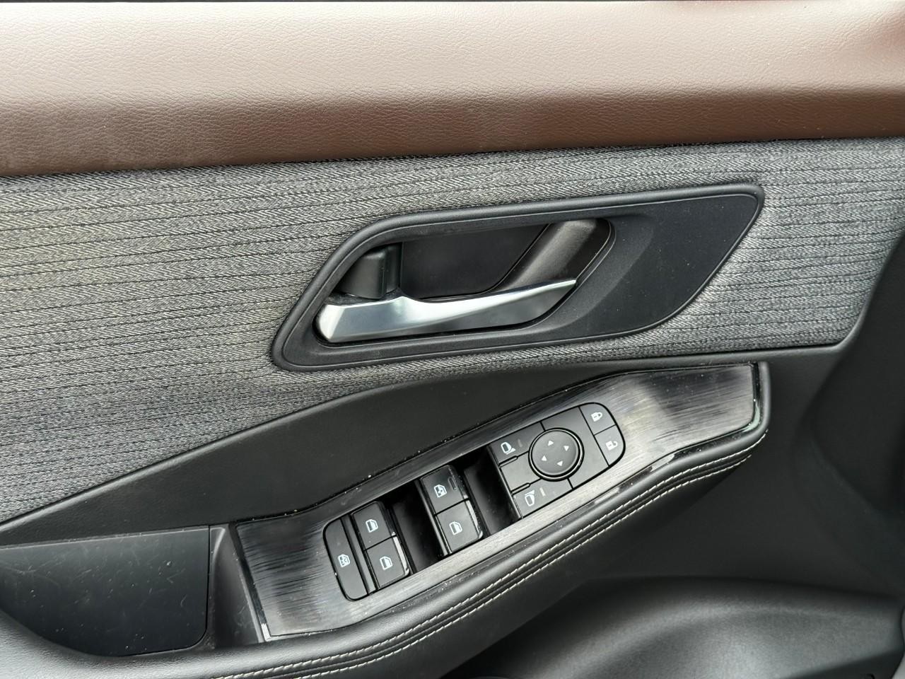 Nissan Rogue Vehicle Full-screen Gallery Image 10