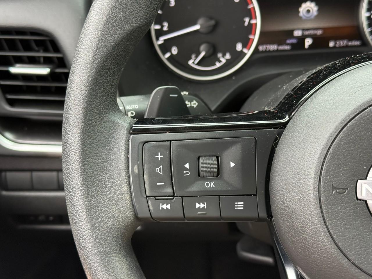 Nissan Rogue Vehicle Full-screen Gallery Image 13