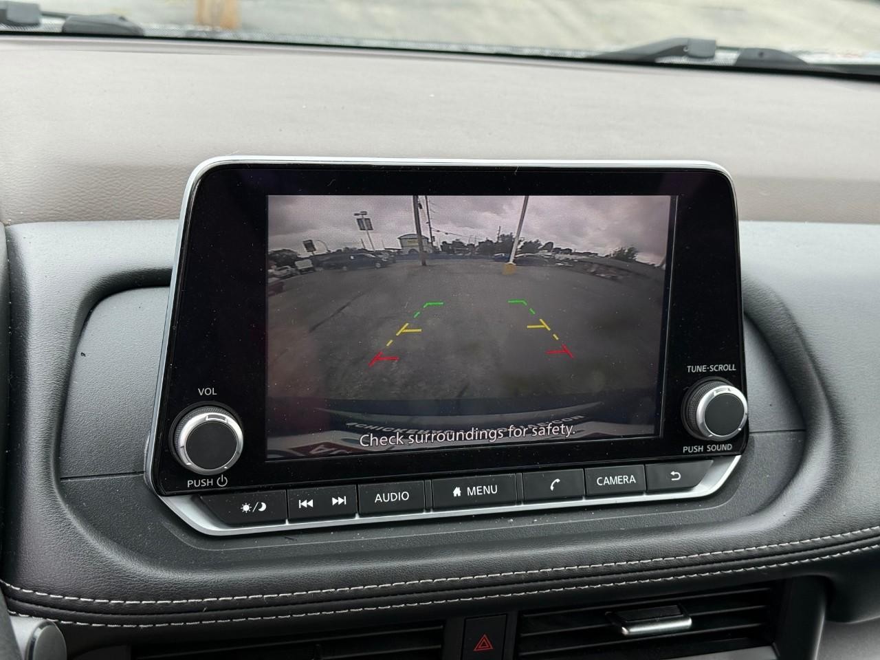 Nissan Rogue Vehicle Full-screen Gallery Image 16