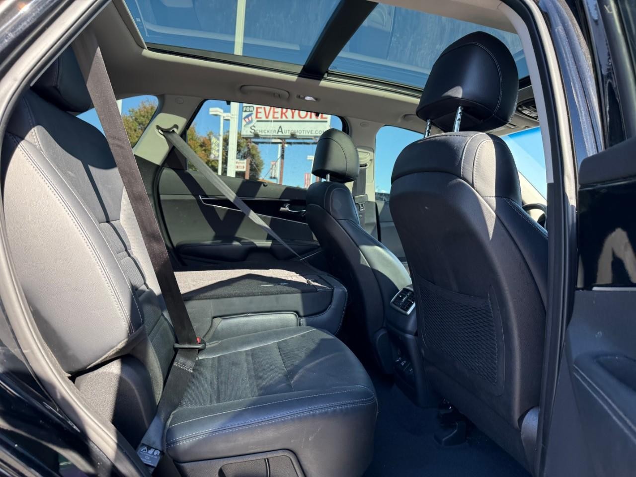 Kia Sorento Vehicle Full-screen Gallery Image 05