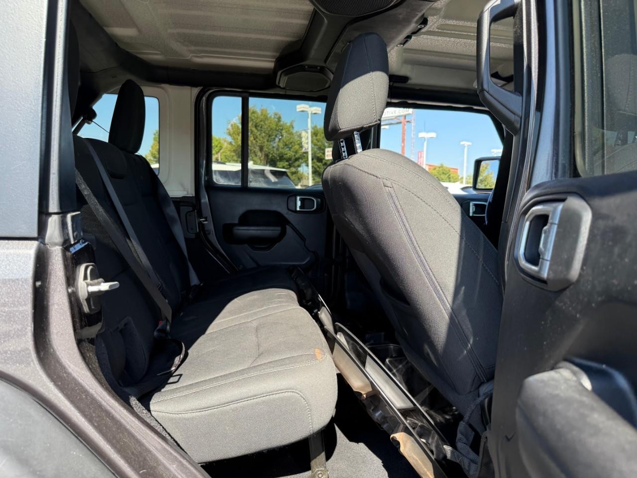 Jeep Wrangler Unlimited Vehicle Full-screen Gallery Image 05