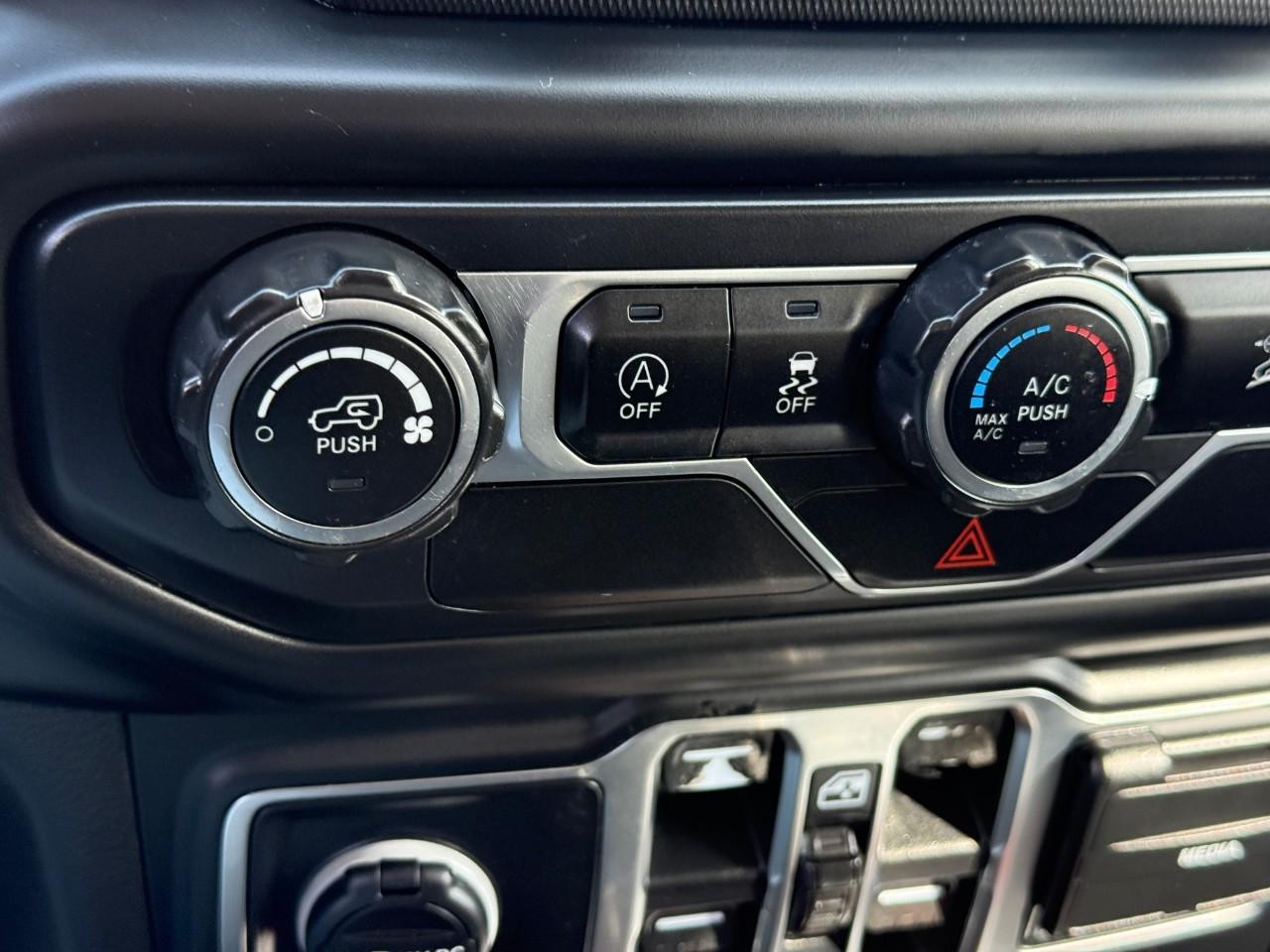 Jeep Wrangler Unlimited Vehicle Full-screen Gallery Image 20