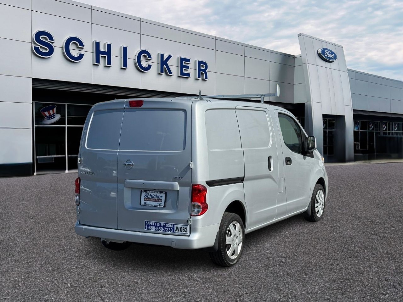 Nissan NV200 Compact Cargo Vehicle Full-screen Gallery Image 02