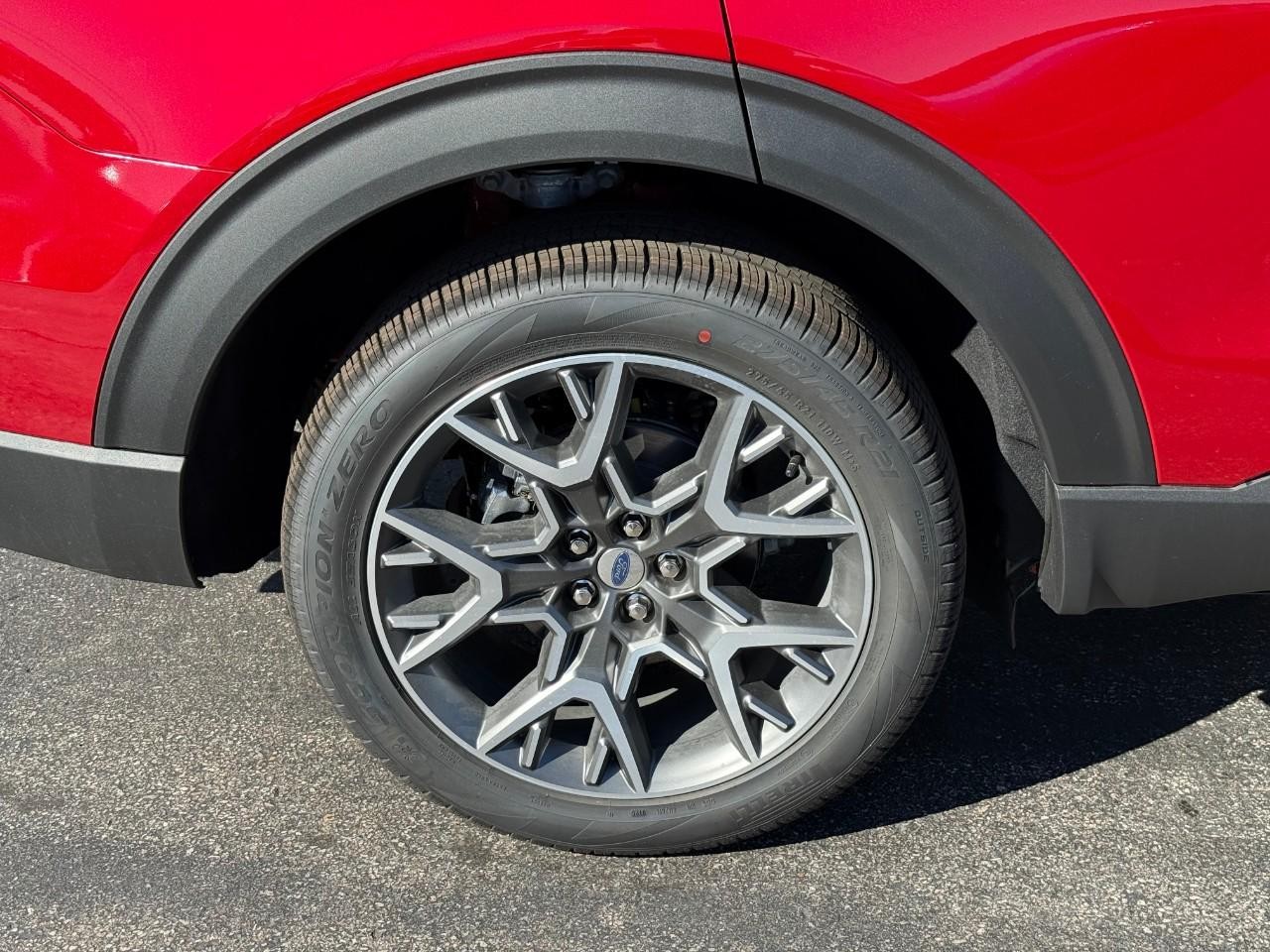 Ford Explorer Vehicle Full-screen Gallery Image 05