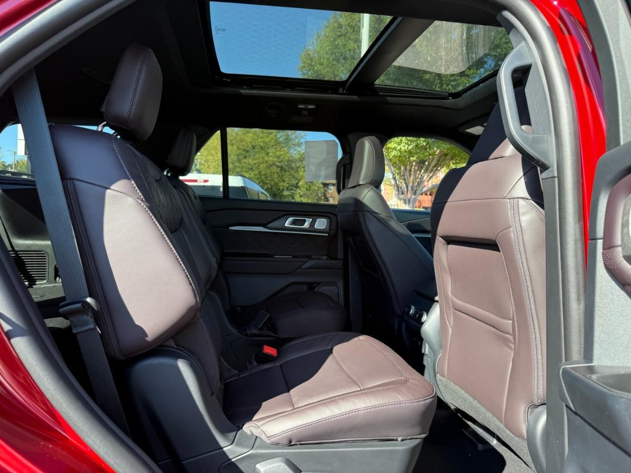 Ford Explorer Vehicle Full-screen Gallery Image 07