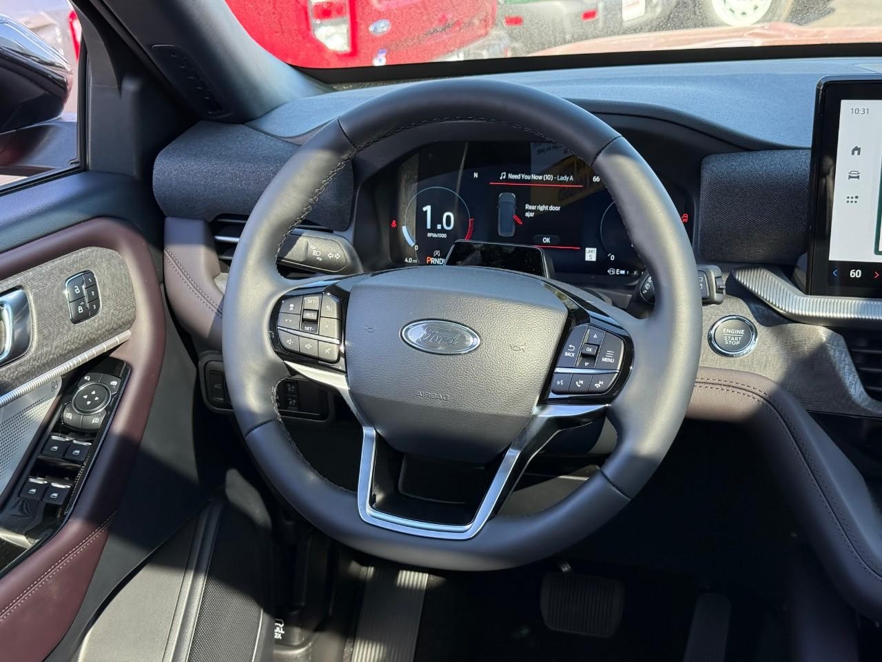 Ford Explorer Vehicle Full-screen Gallery Image 09