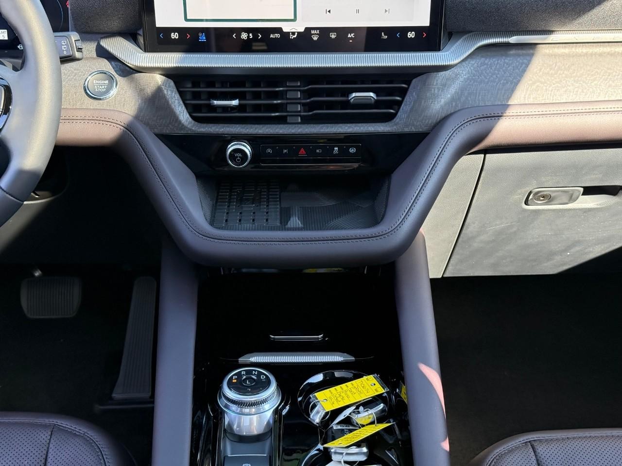 Ford Explorer Vehicle Full-screen Gallery Image 11