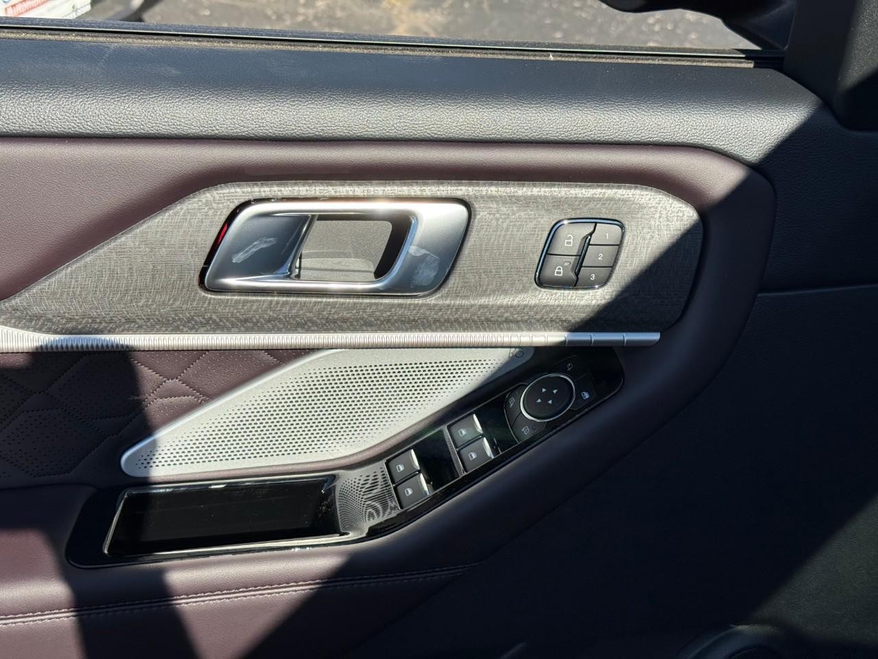 Ford Explorer Vehicle Full-screen Gallery Image 12