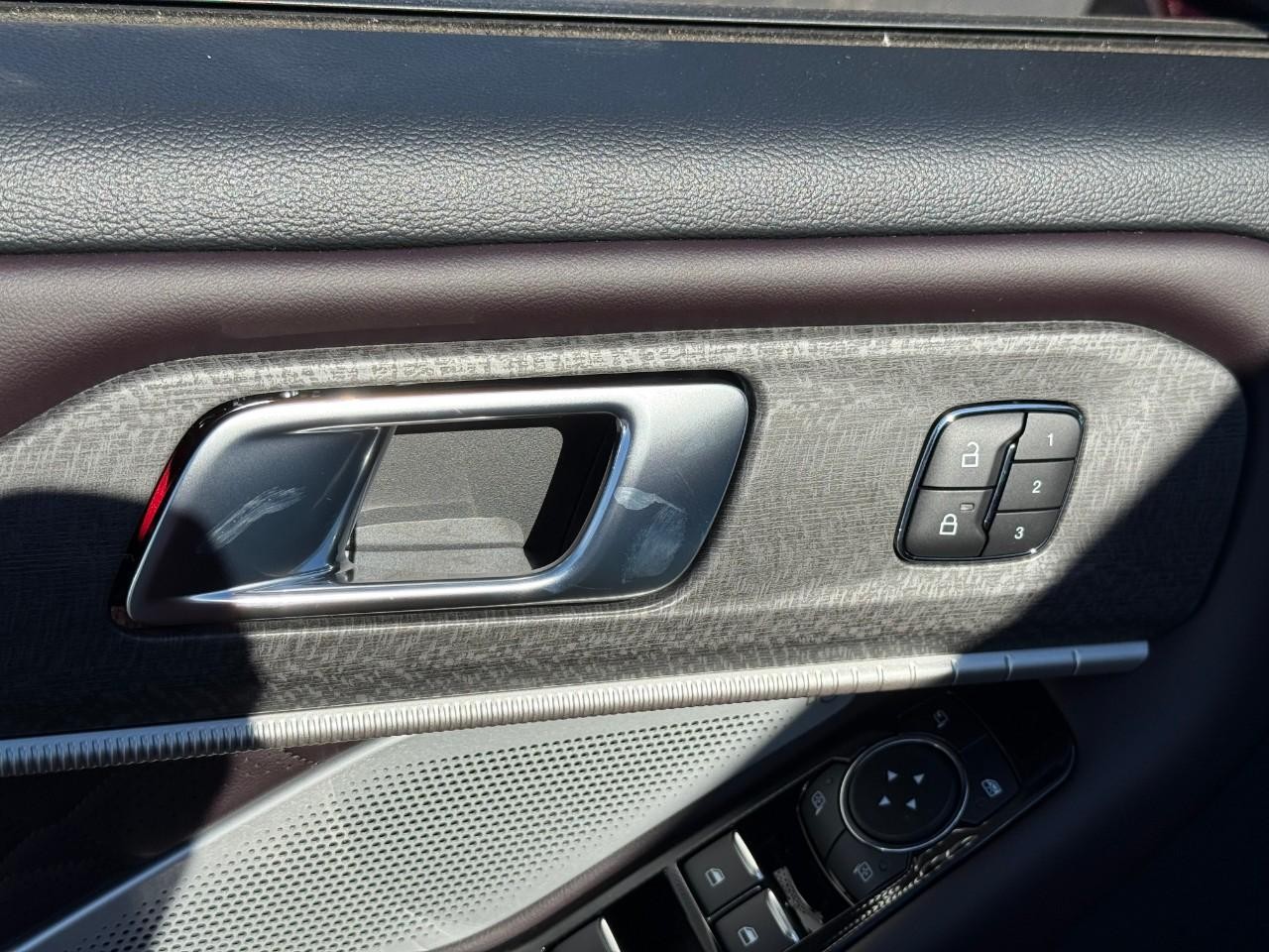 Ford Explorer Vehicle Full-screen Gallery Image 13