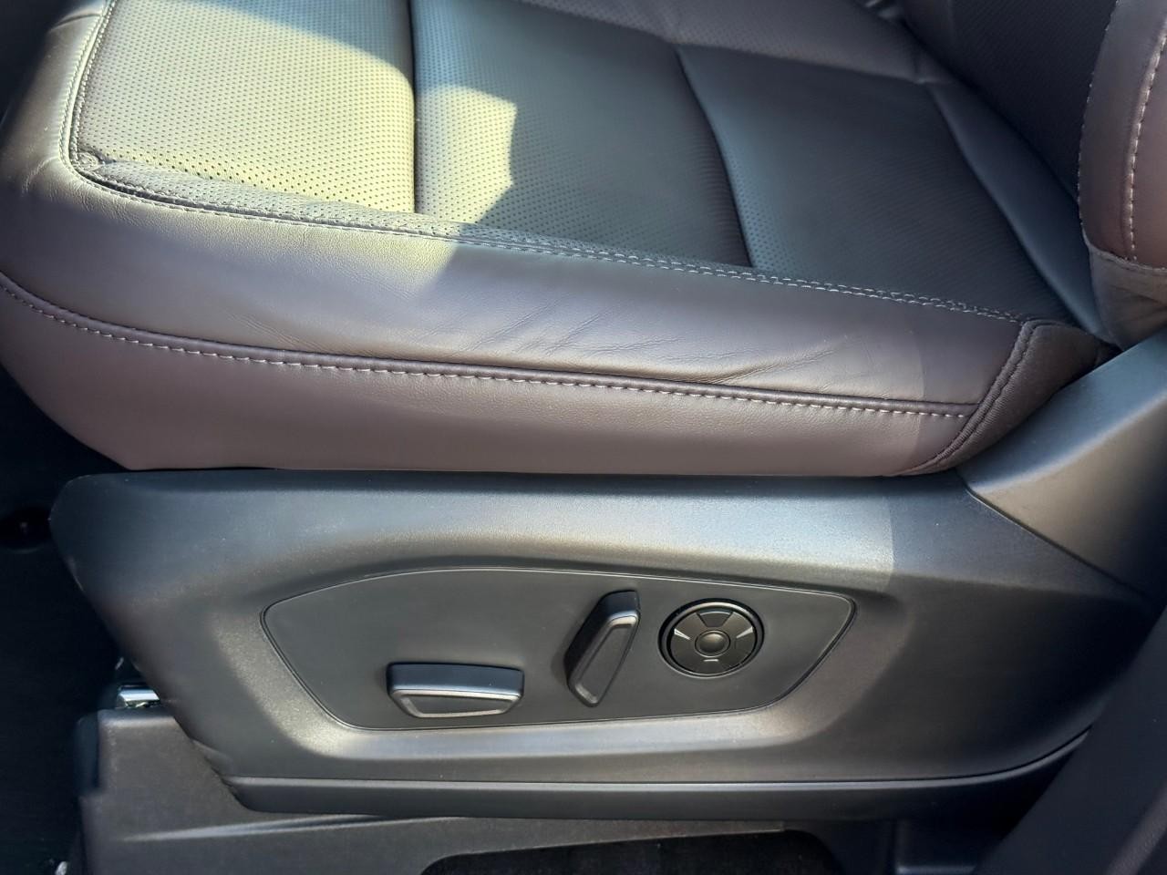 Ford Explorer Vehicle Full-screen Gallery Image 15