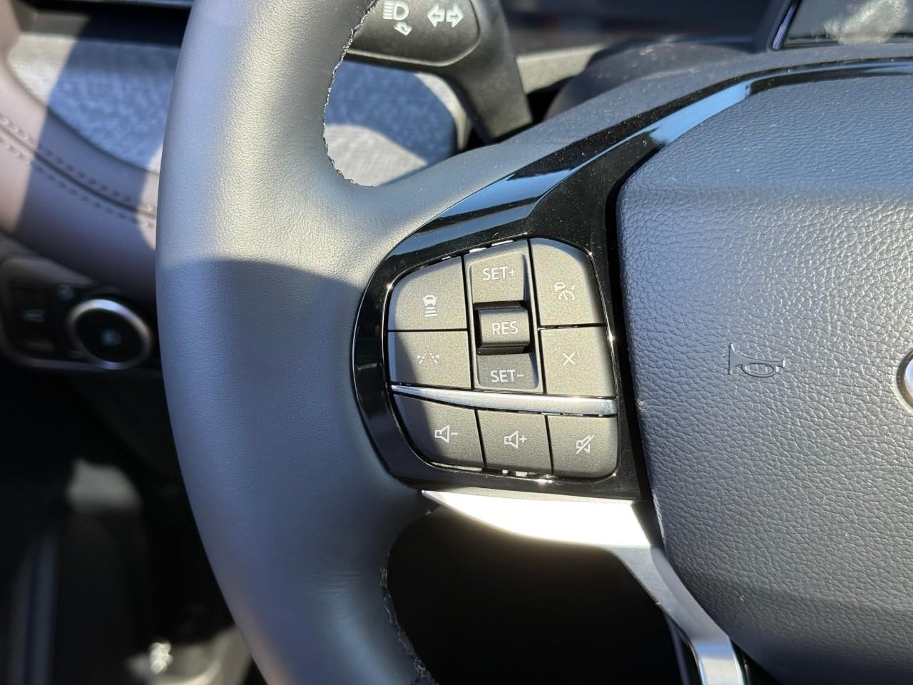 Ford Explorer Vehicle Full-screen Gallery Image 16