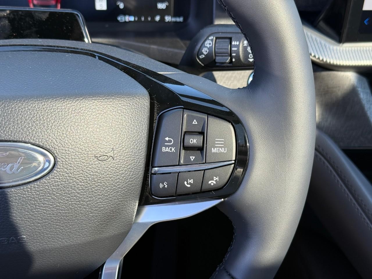 Ford Explorer Vehicle Full-screen Gallery Image 17