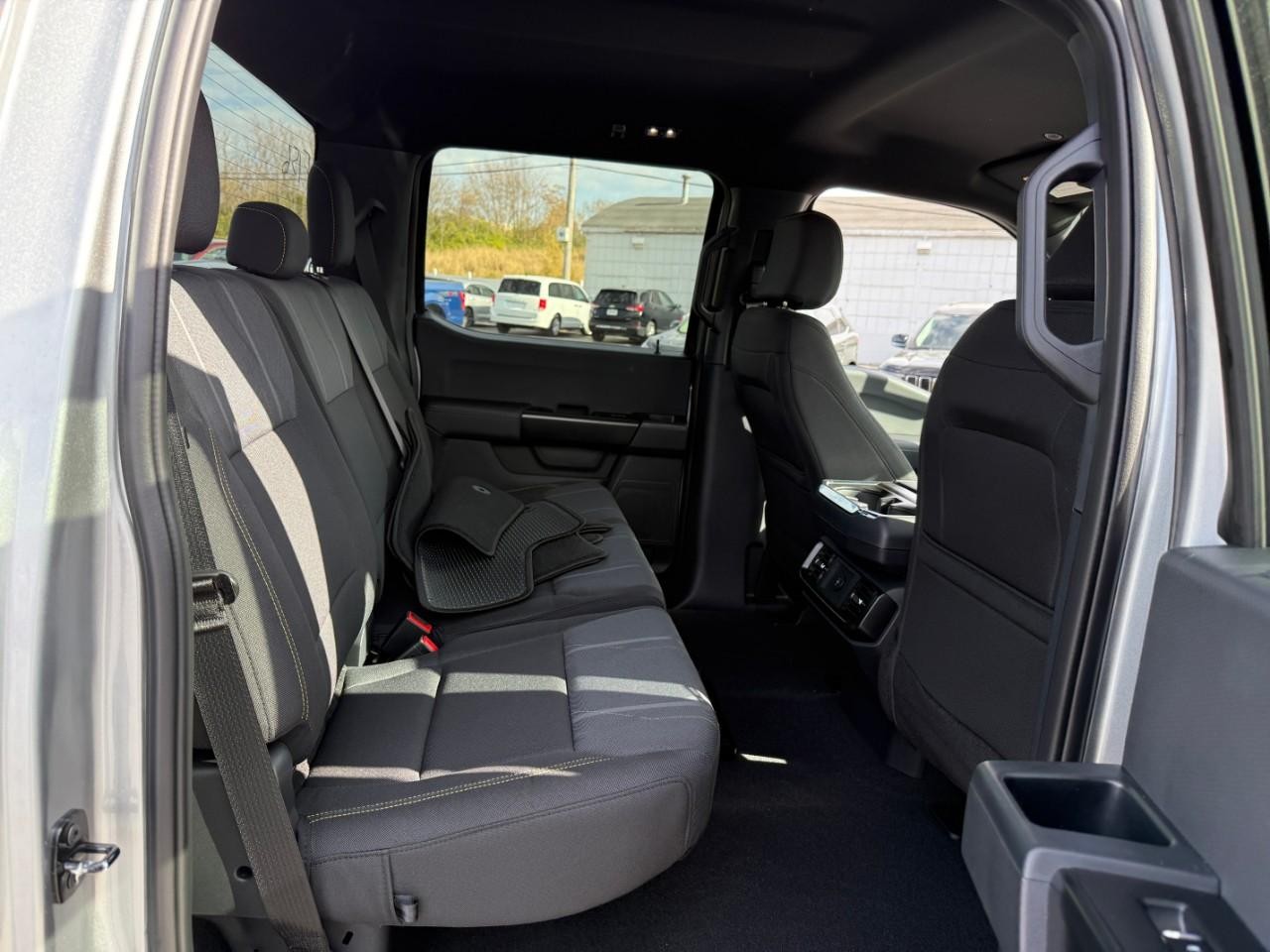 Ford F-150 Vehicle Full-screen Gallery Image 05