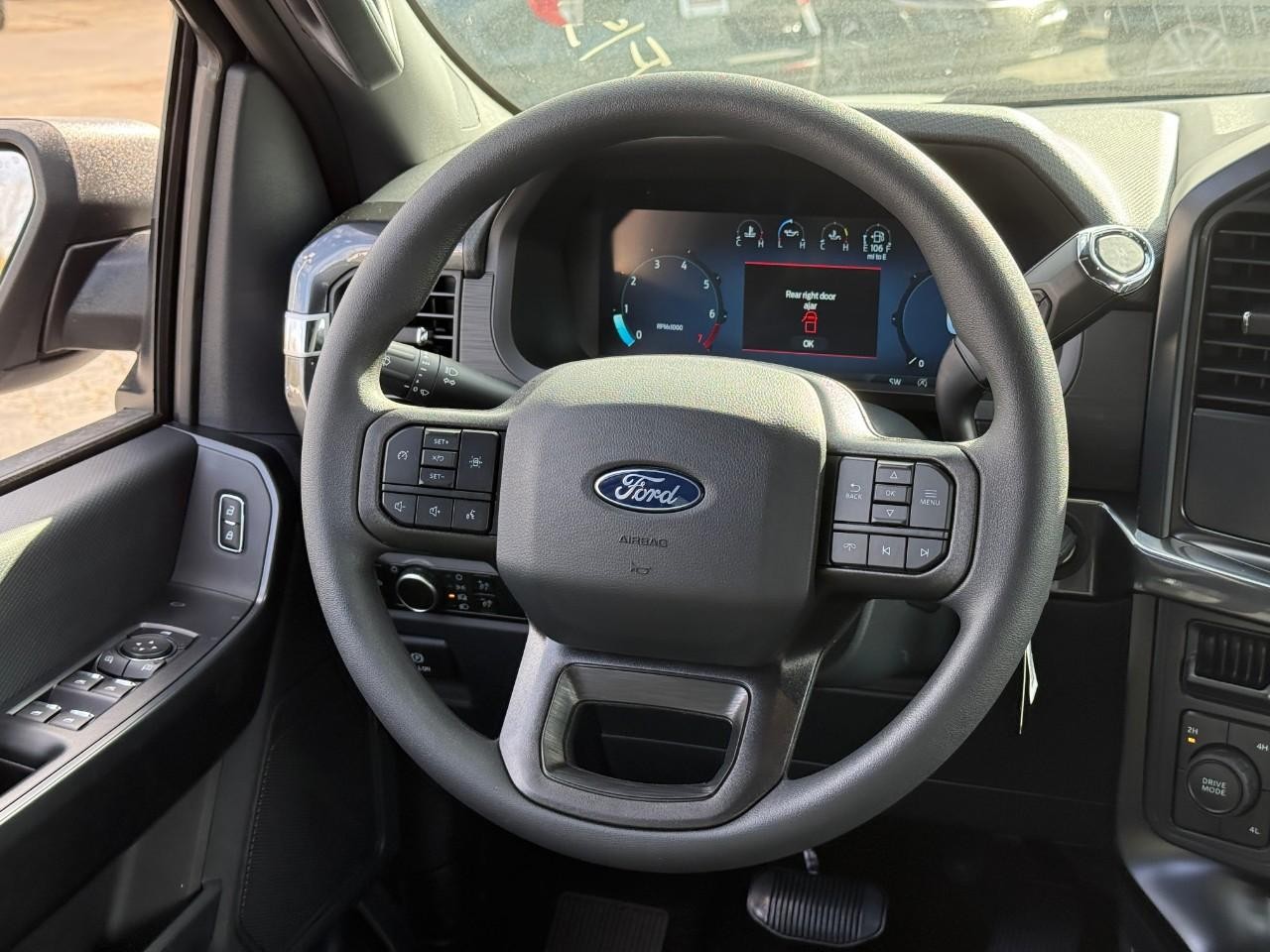 Ford F-150 Vehicle Full-screen Gallery Image 07