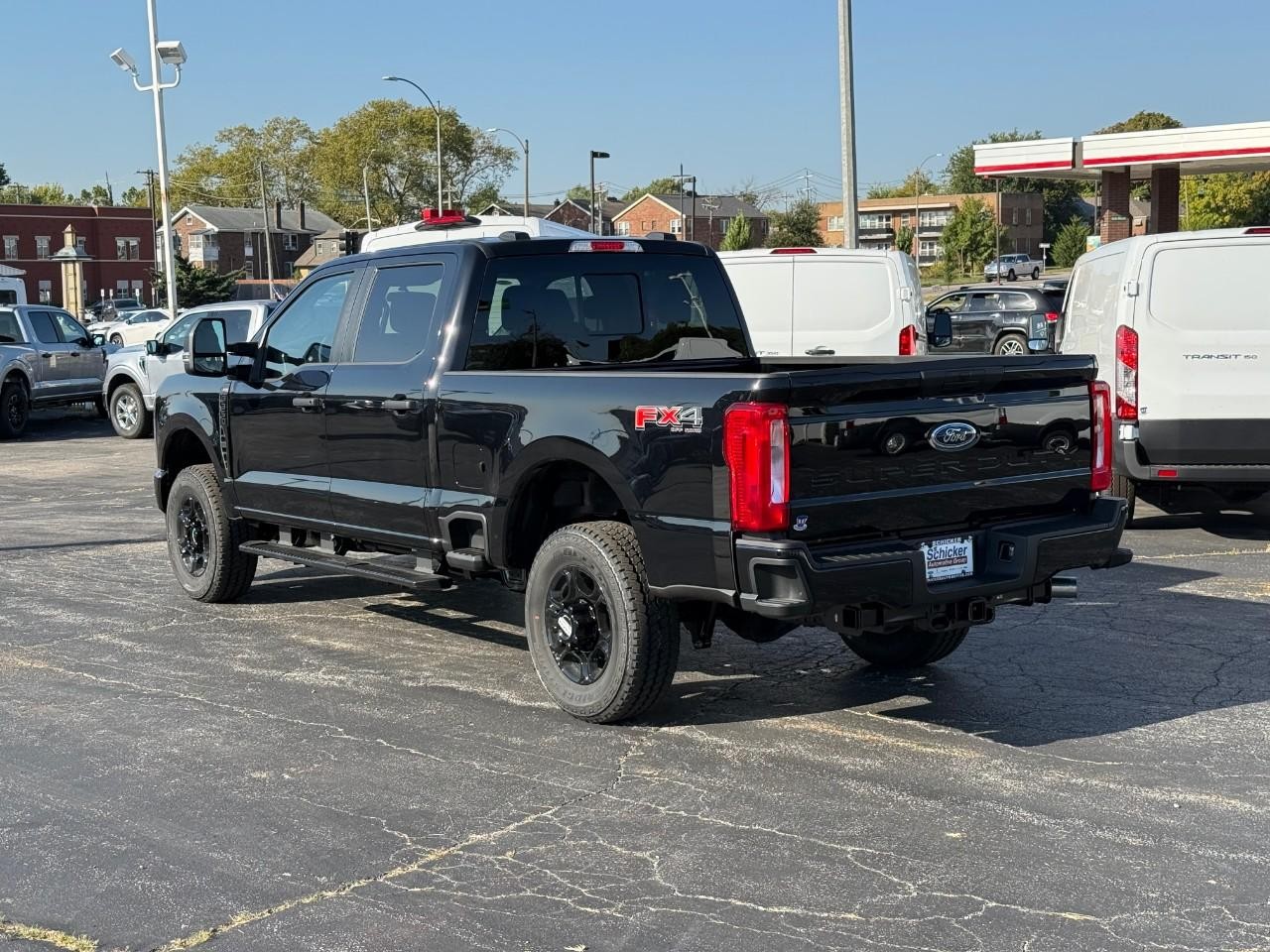 Ford Super Duty F-350 SRW Vehicle Full-screen Gallery Image 03