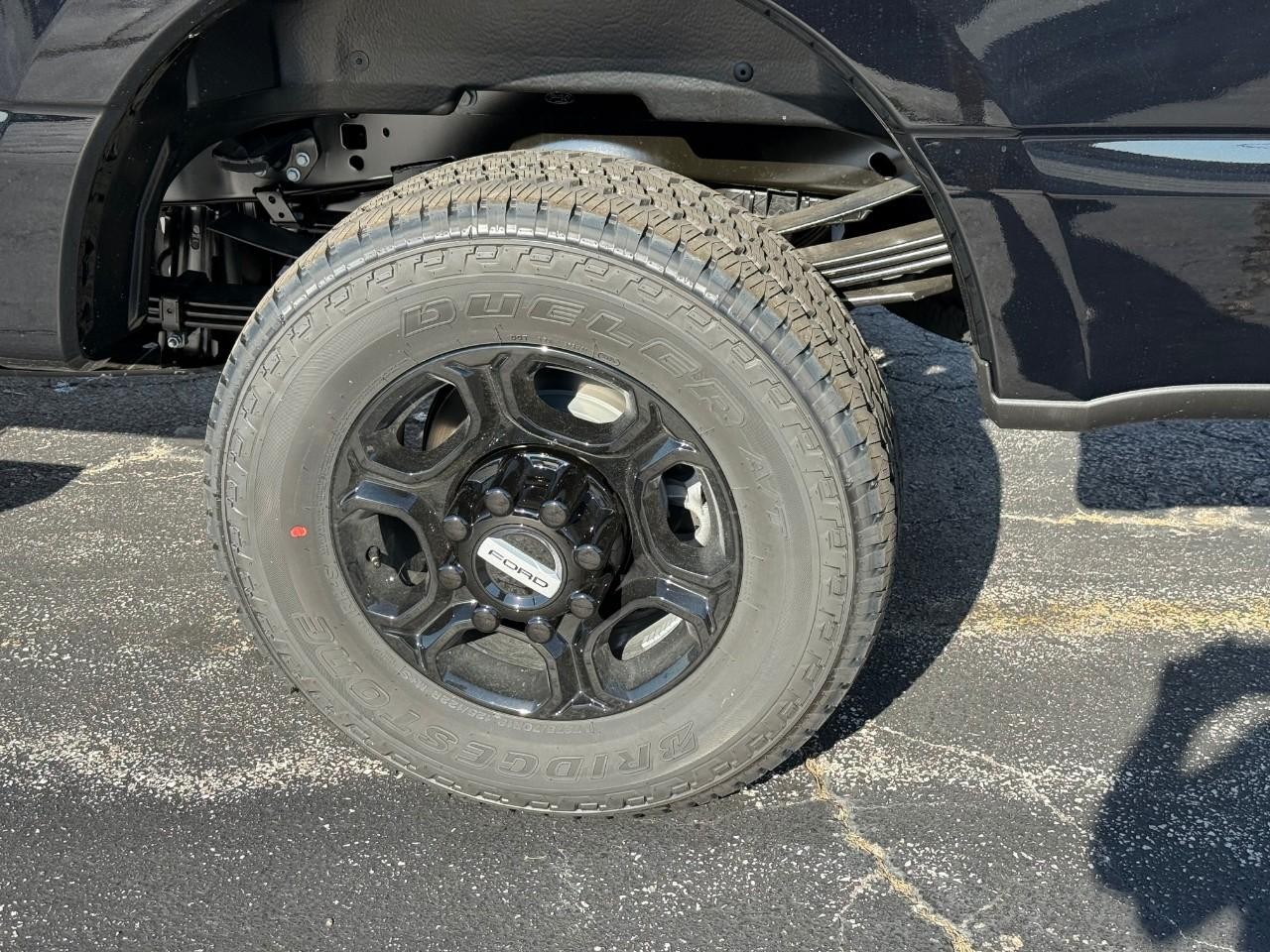 Ford Super Duty F-350 SRW Vehicle Full-screen Gallery Image 04