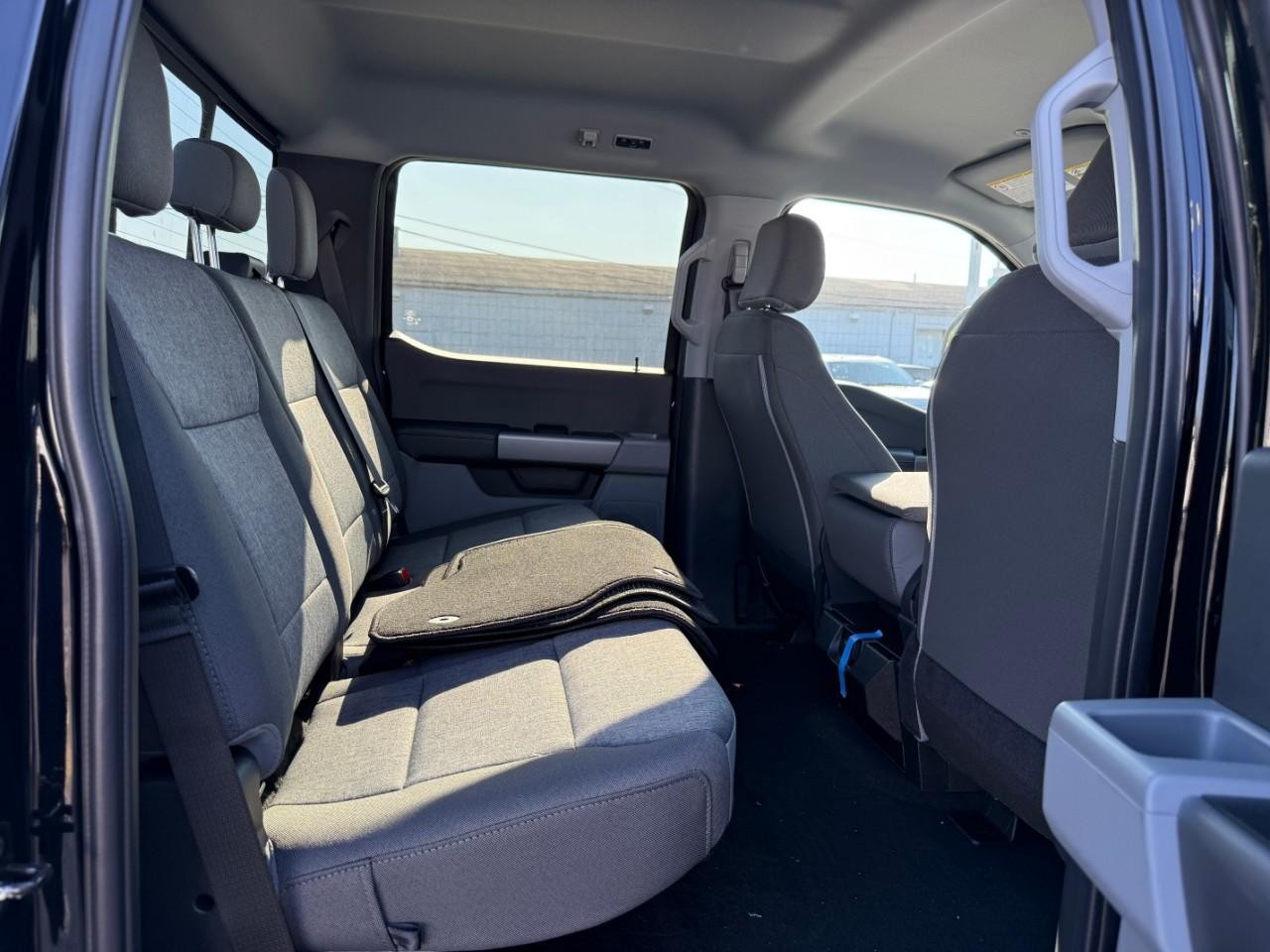 Ford Super Duty F-350 SRW Vehicle Full-screen Gallery Image 05