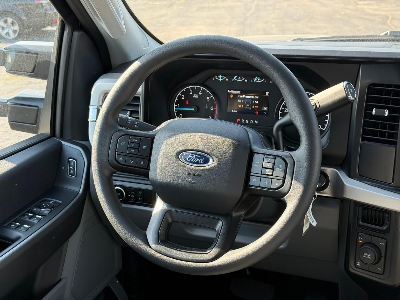 Ford Super Duty F-350 SRW Vehicle Full-screen Gallery Image 07