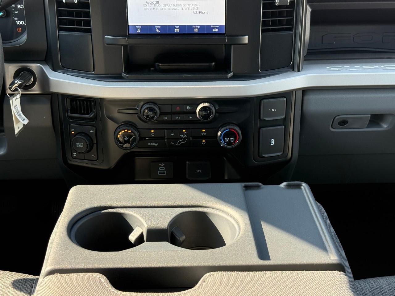 Ford Super Duty F-350 SRW Vehicle Full-screen Gallery Image 09