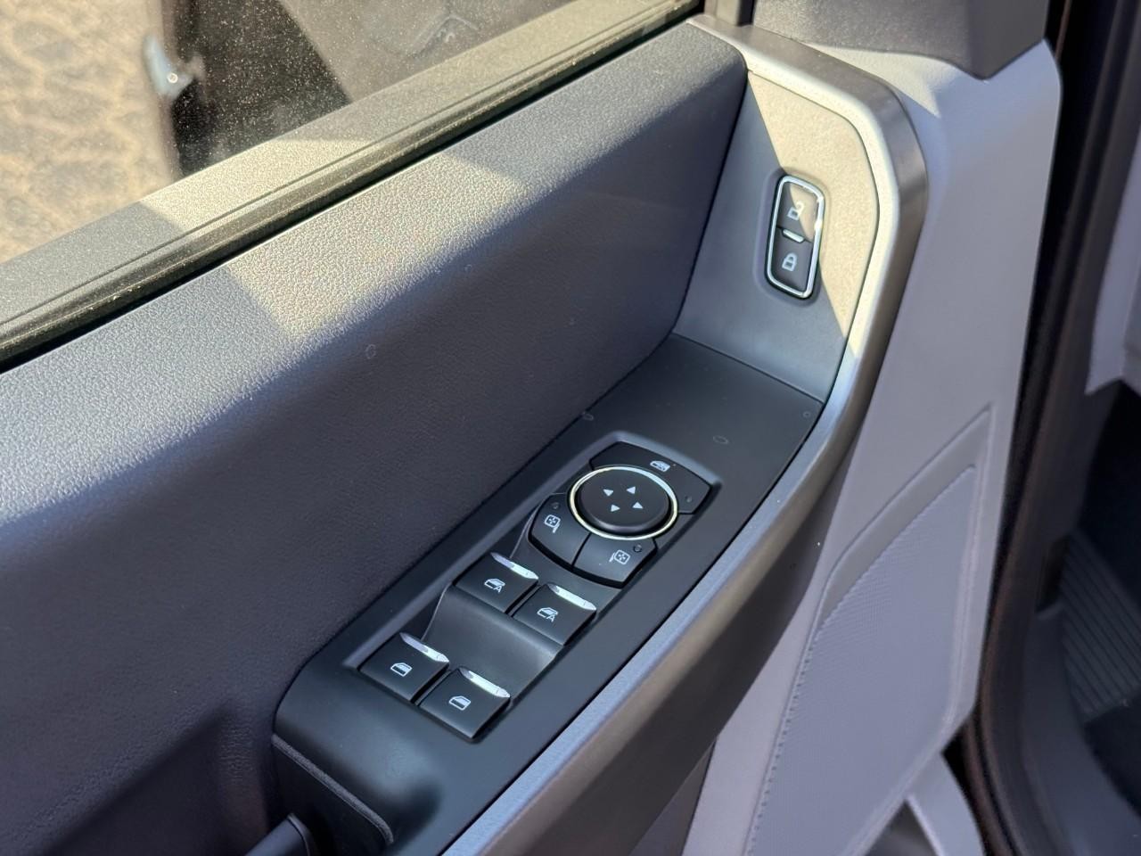 Ford Super Duty F-350 SRW Vehicle Full-screen Gallery Image 10