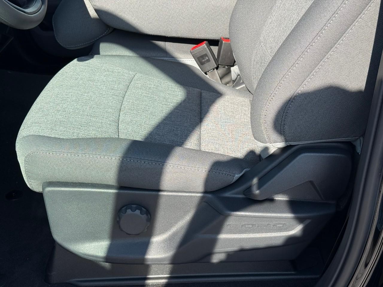 Ford Super Duty F-350 SRW Vehicle Full-screen Gallery Image 11