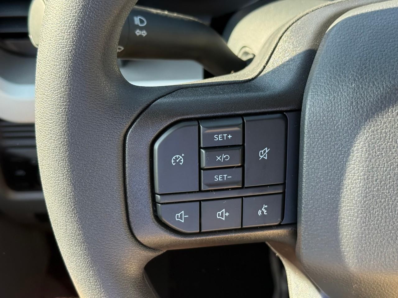 Ford Super Duty F-350 SRW Vehicle Full-screen Gallery Image 12