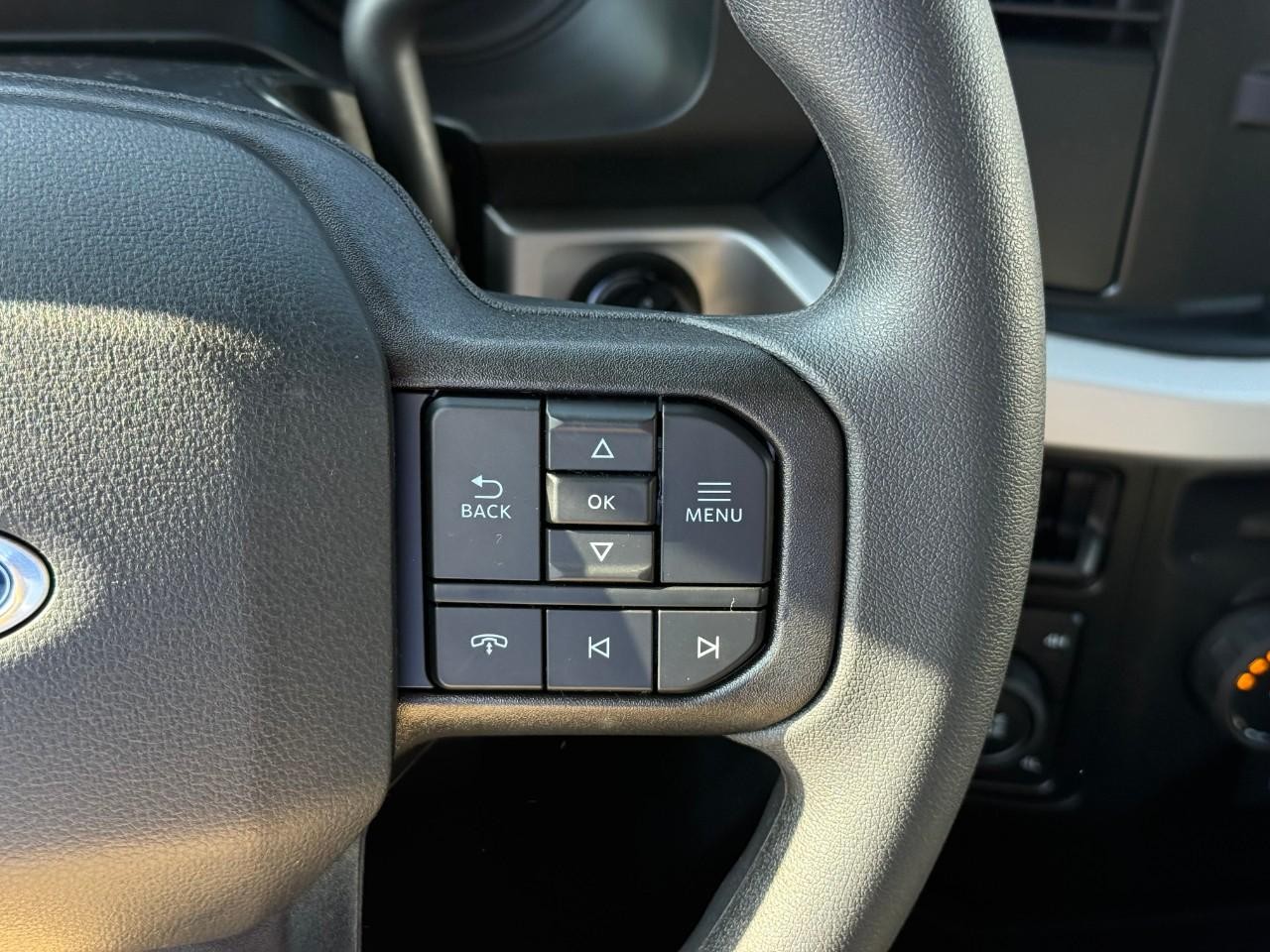 Ford Super Duty F-350 SRW Vehicle Full-screen Gallery Image 13