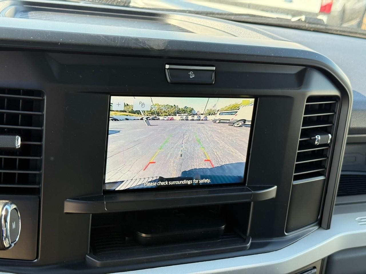 Ford Super Duty F-350 SRW Vehicle Full-screen Gallery Image 14