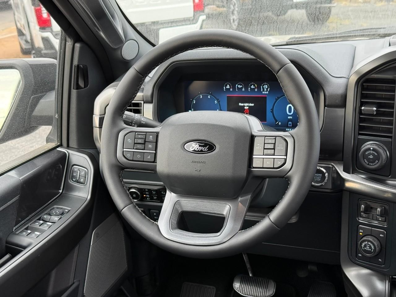 Ford F-150 Vehicle Full-screen Gallery Image 07