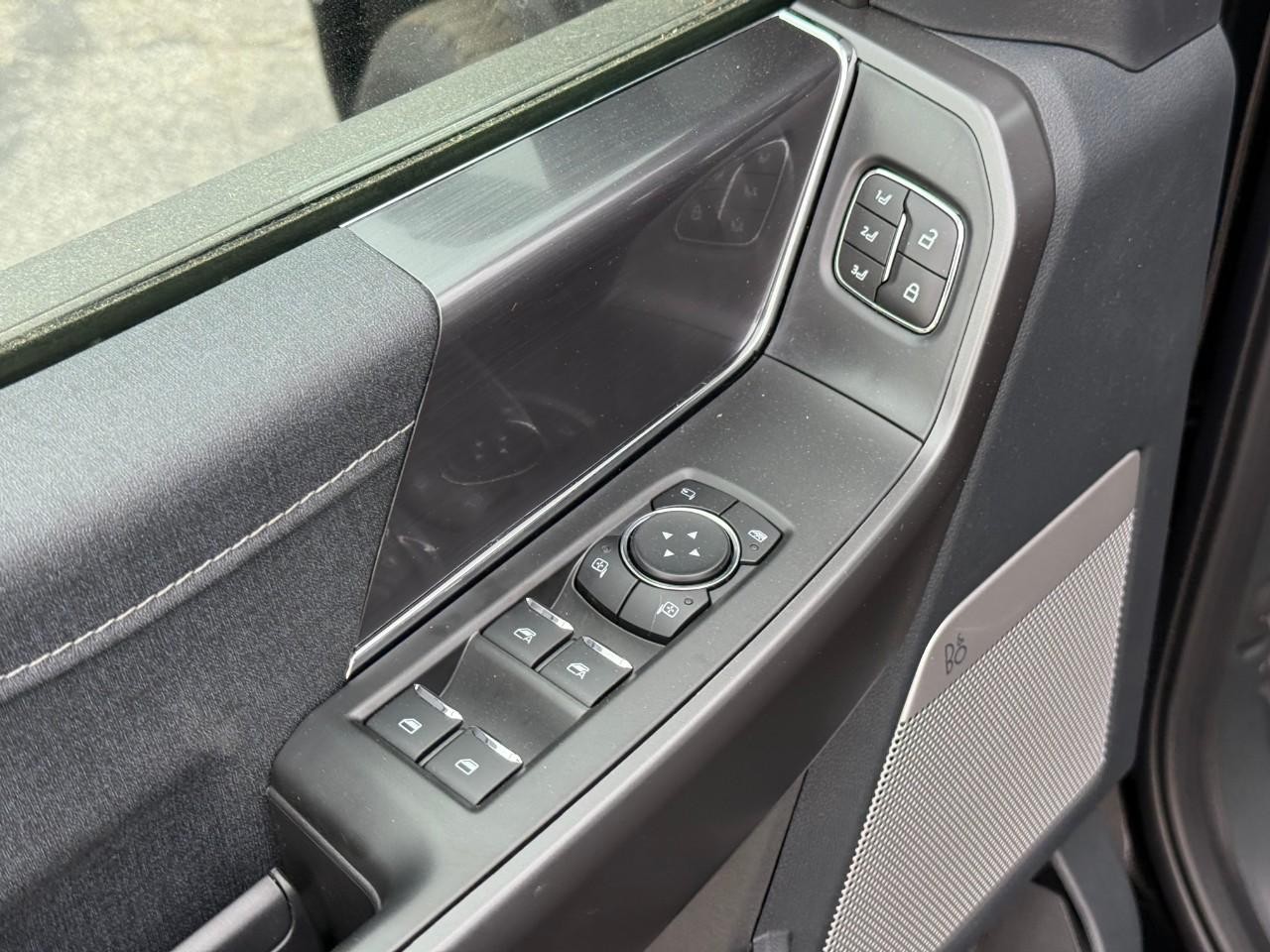 Ford F-150 Vehicle Full-screen Gallery Image 10