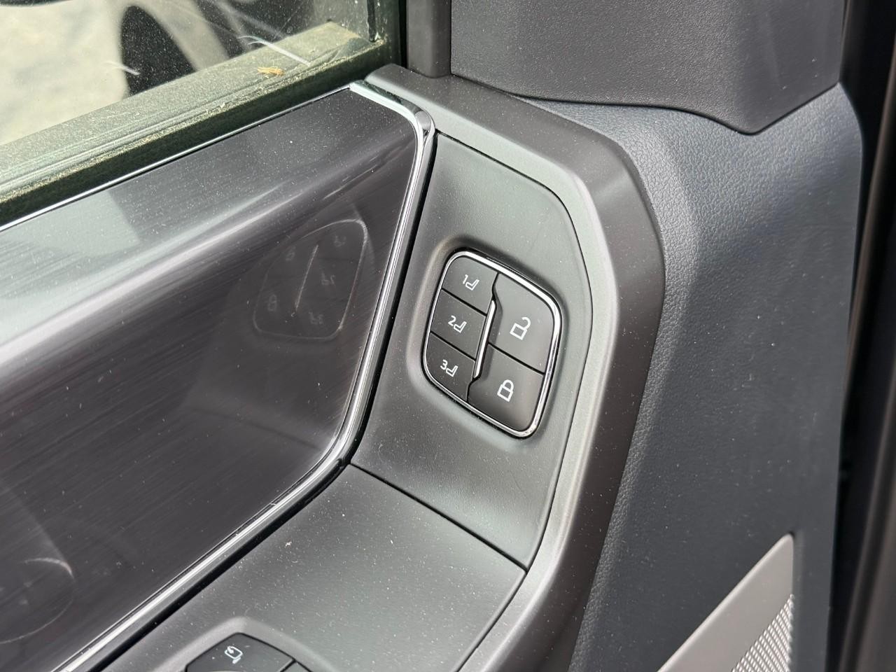 Ford F-150 Vehicle Full-screen Gallery Image 11