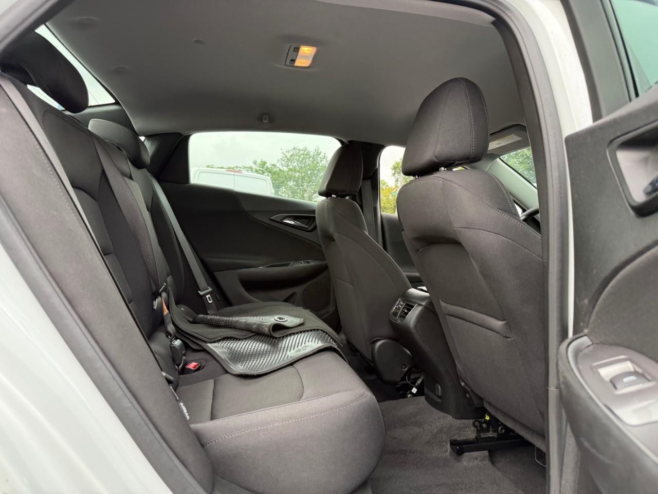 Chevrolet Malibu Vehicle Full-screen Gallery Image 05