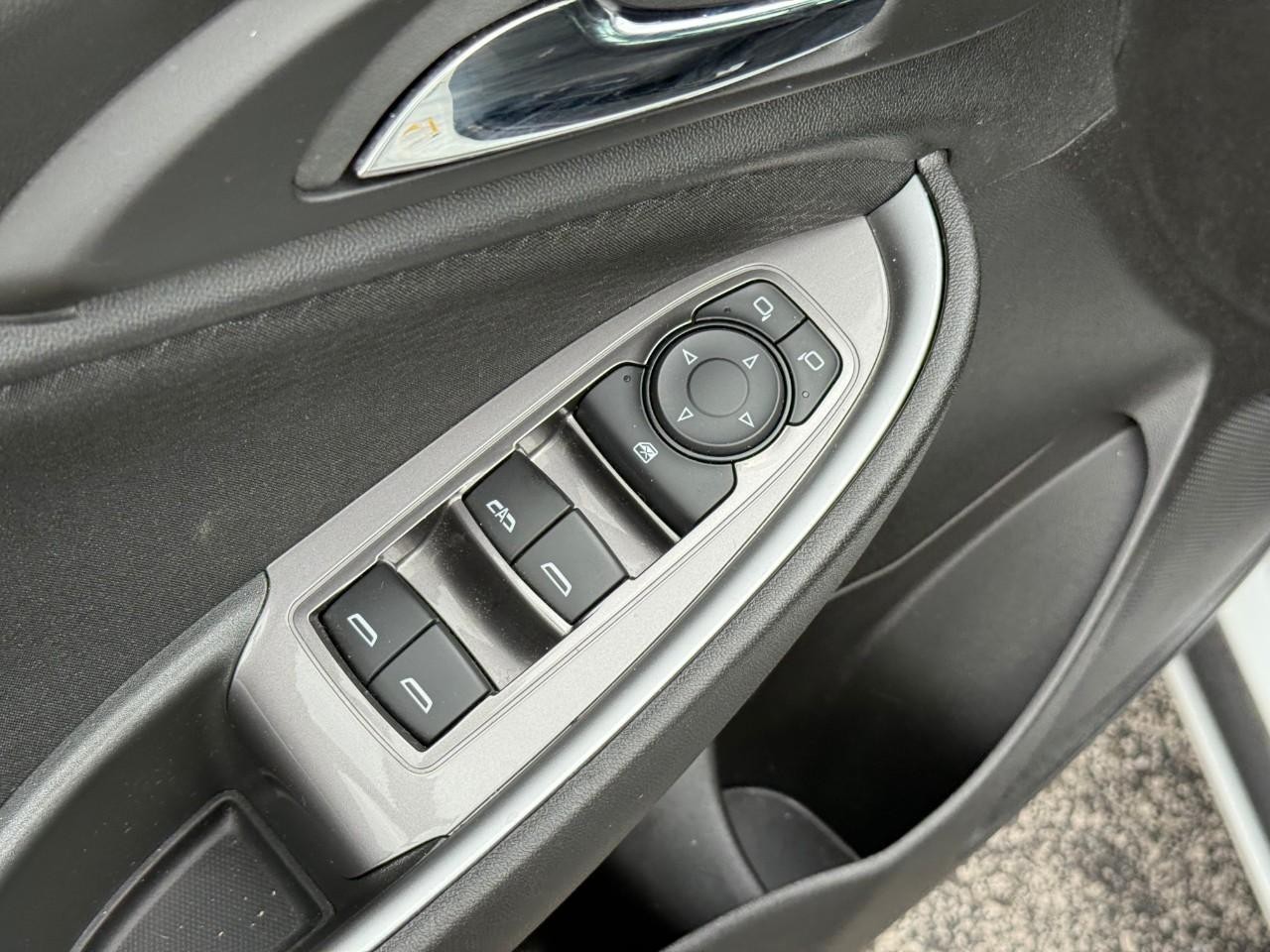 Chevrolet Malibu Vehicle Full-screen Gallery Image 11