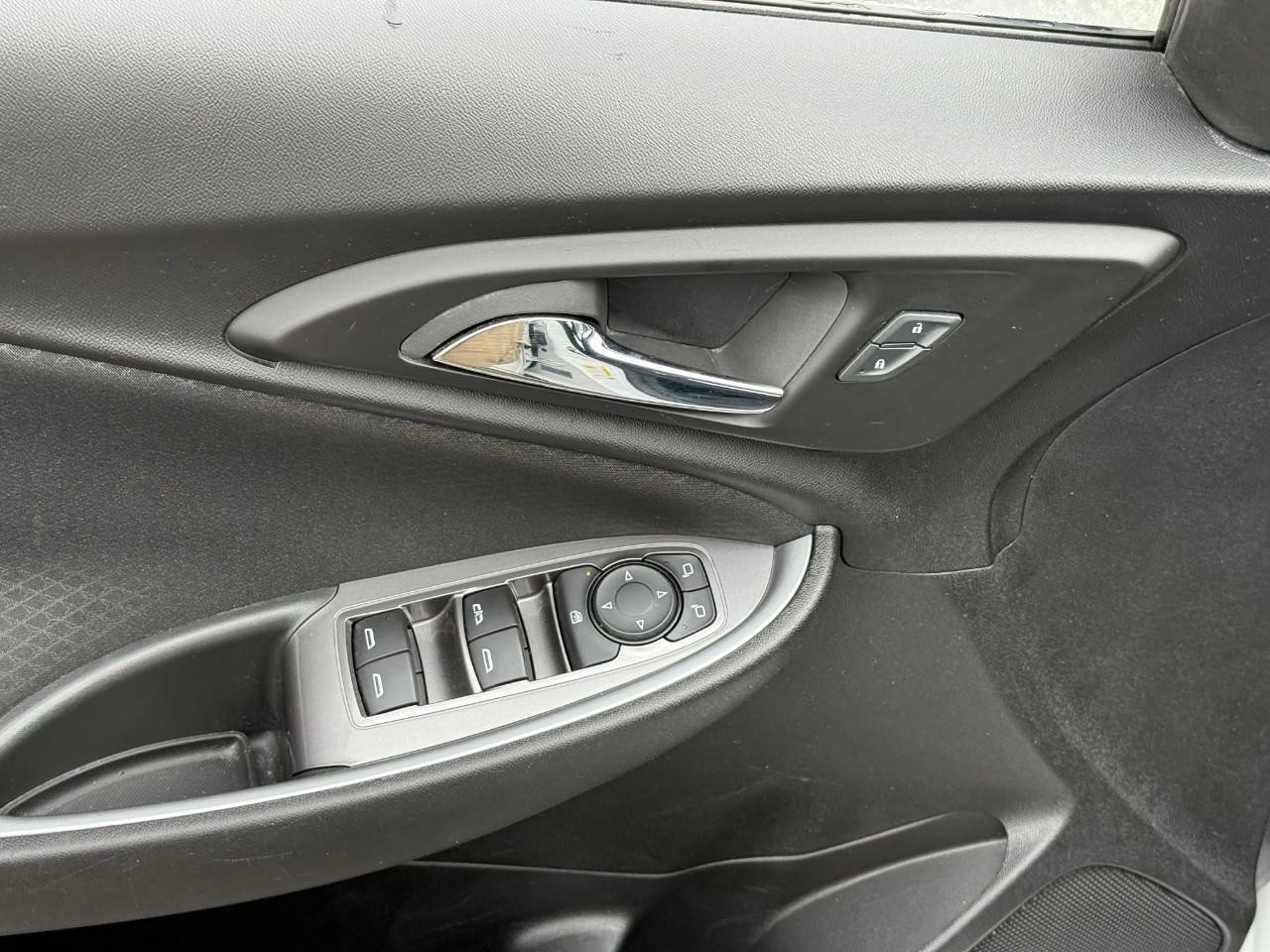 Chevrolet Malibu Vehicle Full-screen Gallery Image 10