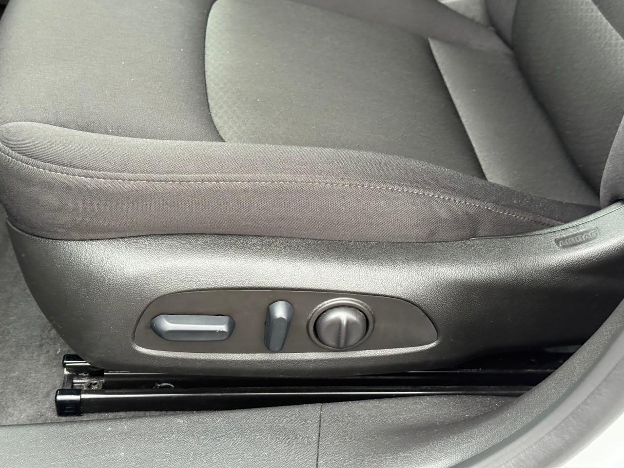 Chevrolet Malibu Vehicle Full-screen Gallery Image 12